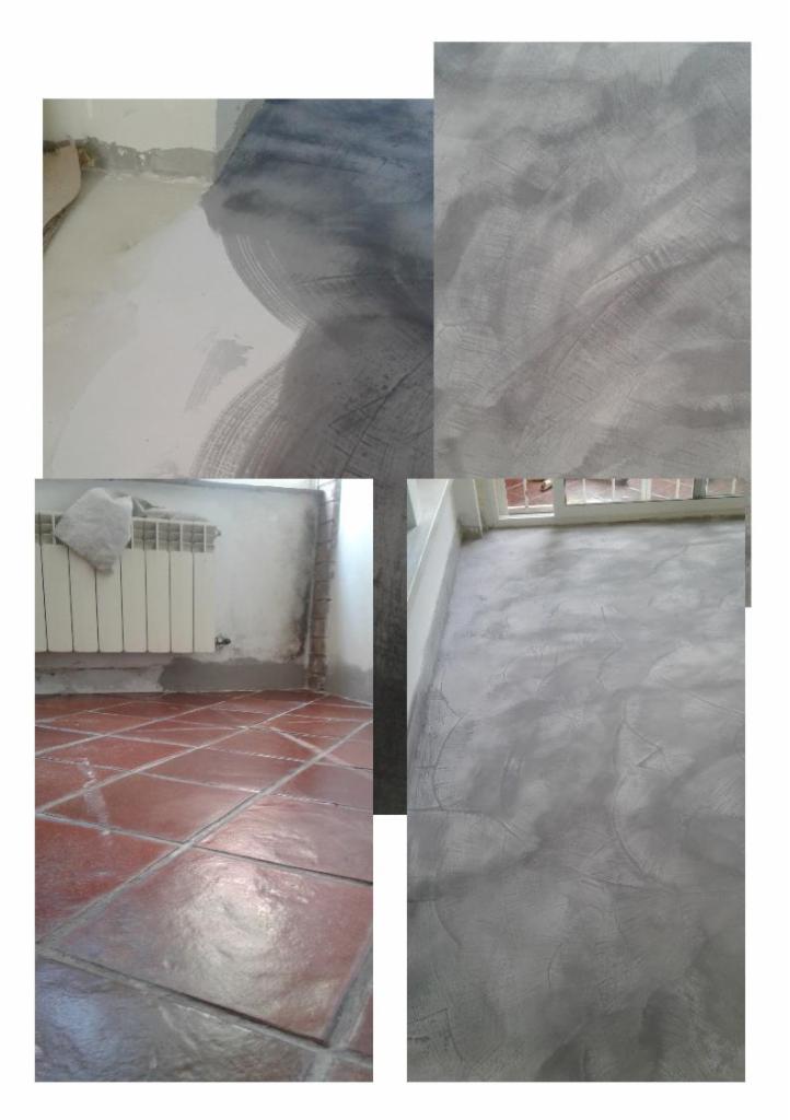 Kompozycja zdjęć przedstawiających etapy prac wykończeniowych: fragment podłogi z terakoty przed pracami, fragment podłogi pokrytej szarą wylewką z widocznymi śladami pędzla, fragment ściany...