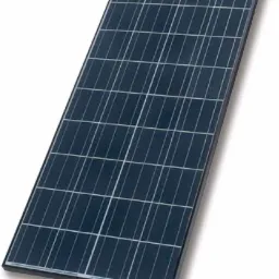 Pojedynczy panel fotowoltaiczny z czarną ramą, widoczny pod kątem na białym tle, rzucający cień.