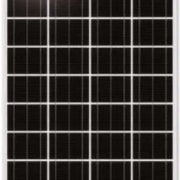 Pojedynczy panel fotowoltaiczny z wyraźną strukturą ogniw i białym obramowaniem, uchwycony w jasnym oświetleniu studyjnym.