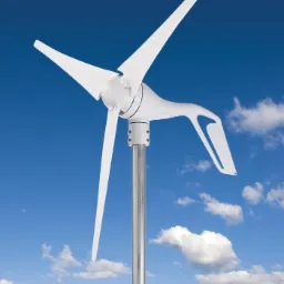 Niskoobrotowa turbina wiatrowa o trzech łopatach, zamontowana na metalowym maszcie, na tle błękitnego nieba z białymi obłokami.