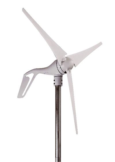 Mała, biała turbina wiatrowa z trzema łopatami, umieszczona na metalowym słupie, sfotografowana na białym tle.