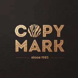Złote logo 'COPY MARK' z rokiem założenia 1983 na czarnym, teksturowanym tle. Litera 'O' w 'COPY' zastąpiona abstrakcyjnym wzorem zebry.