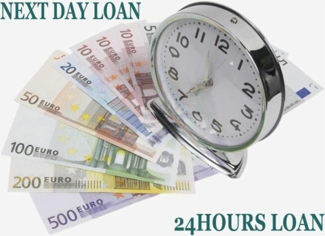 Srebrny budzik na tle wachlarza banknotów euro (od 10 do 500). U góry napis 'NEXT DAY LOAN', na dole '24HOURS LOAN'.