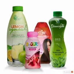 Różnorodne napoje w butelkach i opakowaniach, w tym lemoniada, jogurt pitny i herbata odchudzająca, prezentowane w Ochojno.