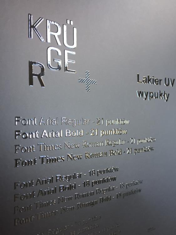 Przykładowy wydruk wizytówki z lakierem UV wypukłym, prezentujący różne kroje i rozmiary czcionek Arial i Times New Roman.