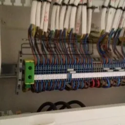 Rozdzielnica elektryczna z podłączonymi przewodami, widok z bliska, instalacja wykonana przez firmę ze Szczecina.