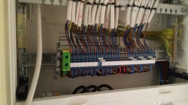 Rozdzielnica elektryczna z podłączonymi przewodami, widok z bliska, instalacja wykonana przez firmę ze Szczecina.