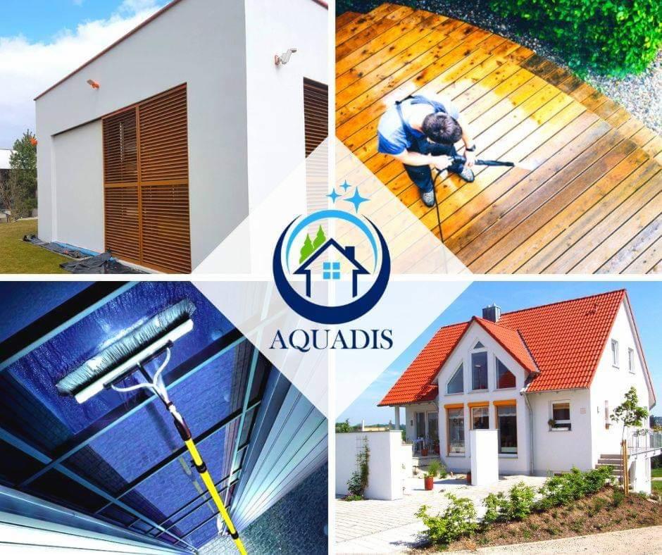 Kompozycja zdjęć przedstawiających budynek z jasną elewacją i drewnianymi żaluzjami, osobę czyszczącą drewniany taras myjką ciśnieniową, szczotkę na długim kiju czyszczącą szklany dach oraz dom...