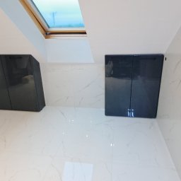 Aranżacja szafek łazienkowych pod skosami  p. Ilony i p. Mariusza, fronty lakierowane .