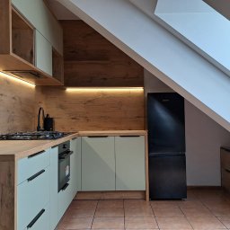 Zgorzelec. Kuchnia na wymiar; produkcja i montaż. Fronty akrylowe - oliwkowe. Blaty i dekory laminowane - dąb Lancelot.