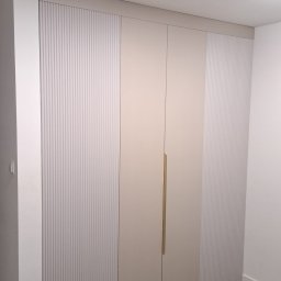 Zgorzelec. Garderoba na wymiar; produkcja i montaż. Fronty Ryflowane, lakierowane, kaszmir / beż.