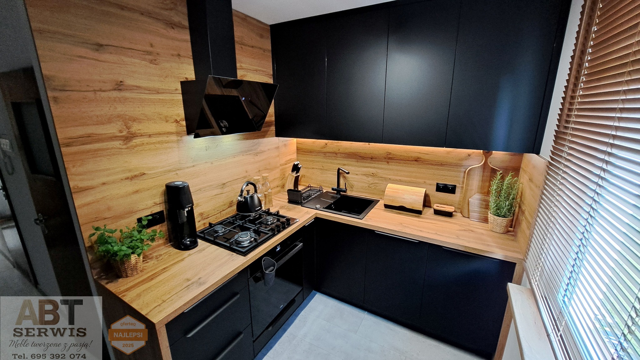 Kuchnie na wymiar Zgorzelec; mała kuchnia w bloku: fronty akrylowe REHAU, blaty: dąb Wotan, szuflady Hafele slim.