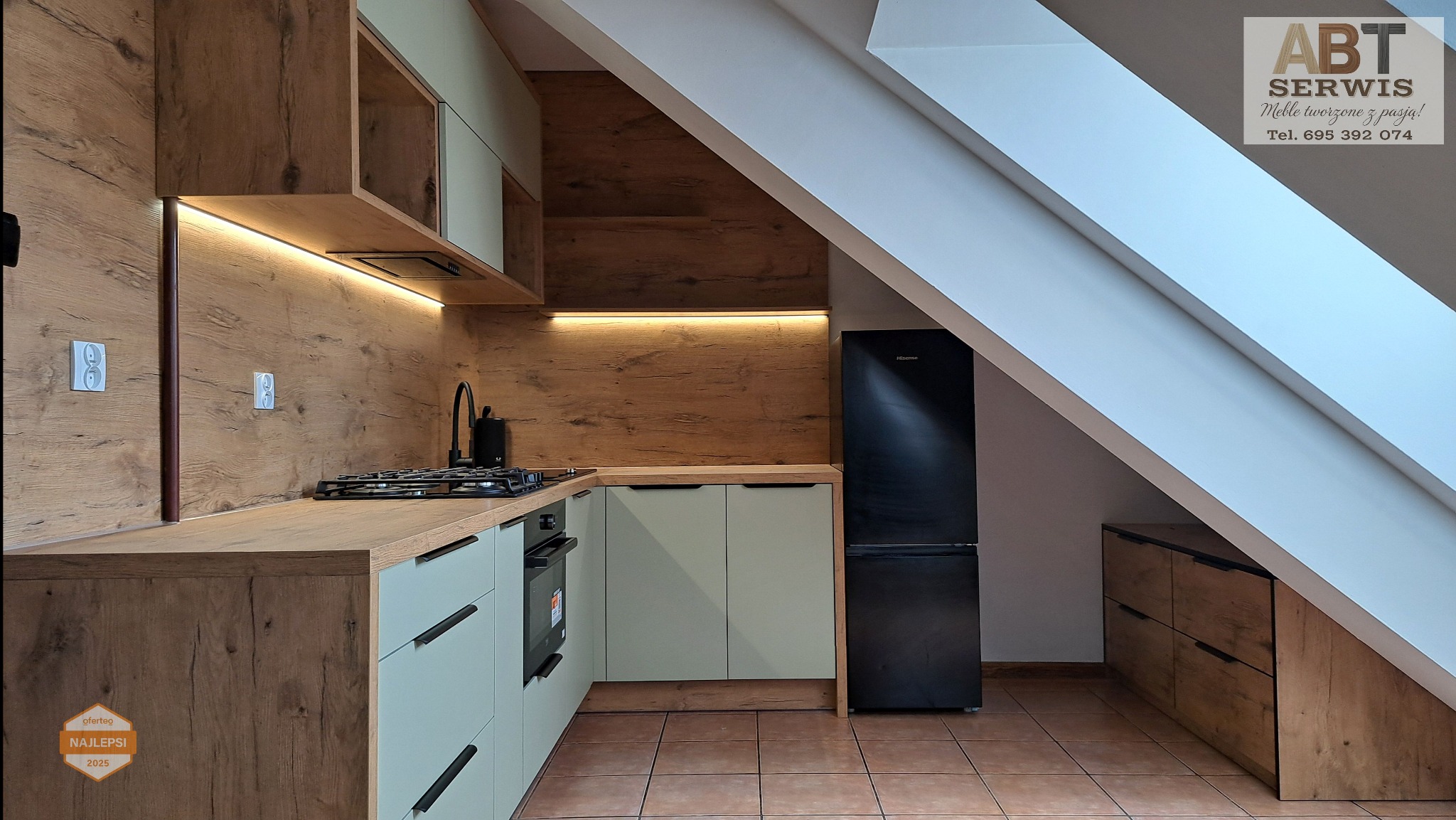 Zgorzelec. Kuchnia na wymiar; produkcja i montaż. Fronty akrylowe - oliwkowe. Blaty i dekory laminowane - dąb Lancelot.