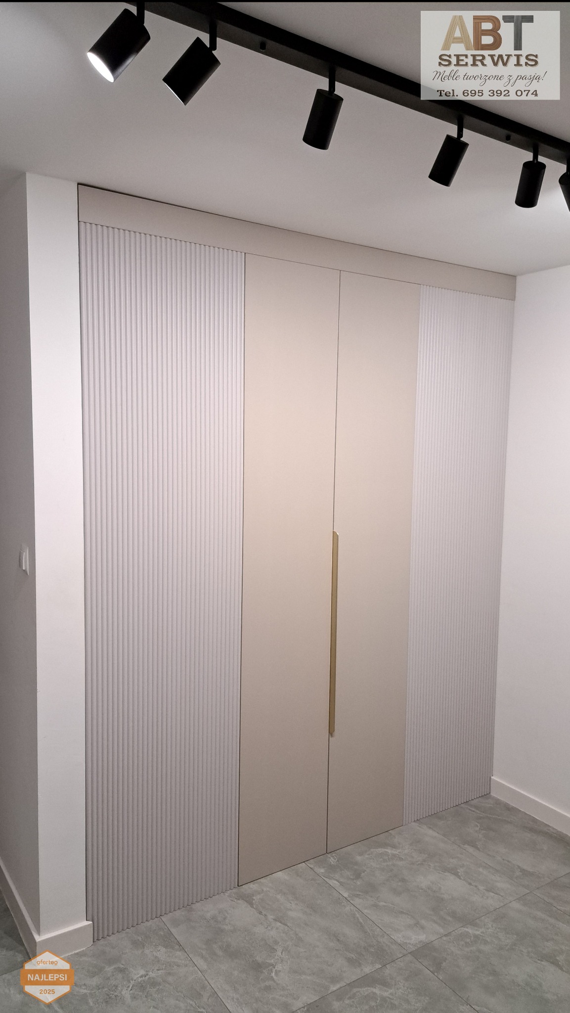 Zgorzelec. Garderoba na wymiar; produkcja i montaż. Fronty Ryflowane, lakierowane, kaszmir / beż.