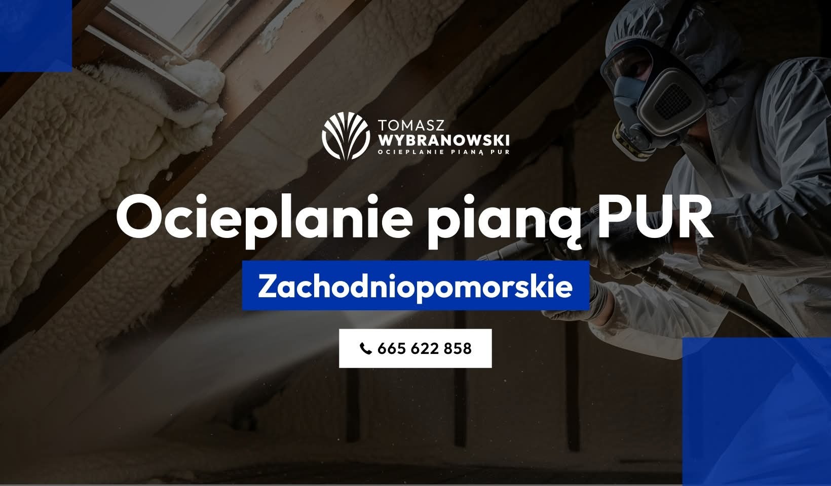 Aplikacja pianki PUR w przestrzeni poddasza przez pracownika w kombinezonie ochronnym; widoczna struktura pianki, logo firmy i dane kontaktowe.