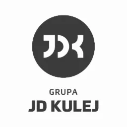 Logo firmy Grupa JD Kulej z trzema białymi, zaokrąglonymi kształtami wewnątrz ciemnoszarego koła, umieszczone nad nazwą firmy.