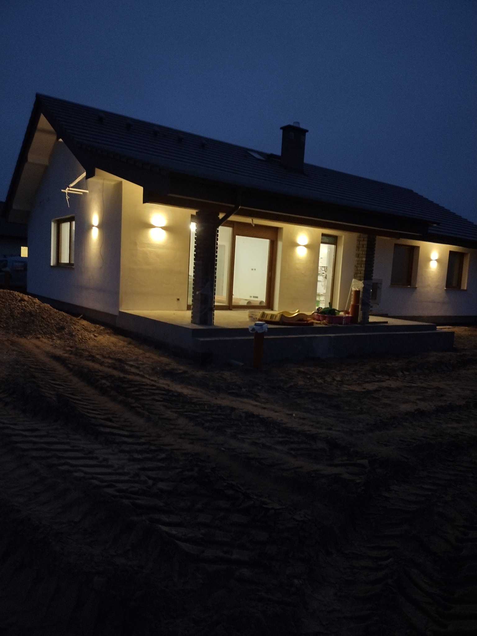 Oświetlenie elewacji wieczorem