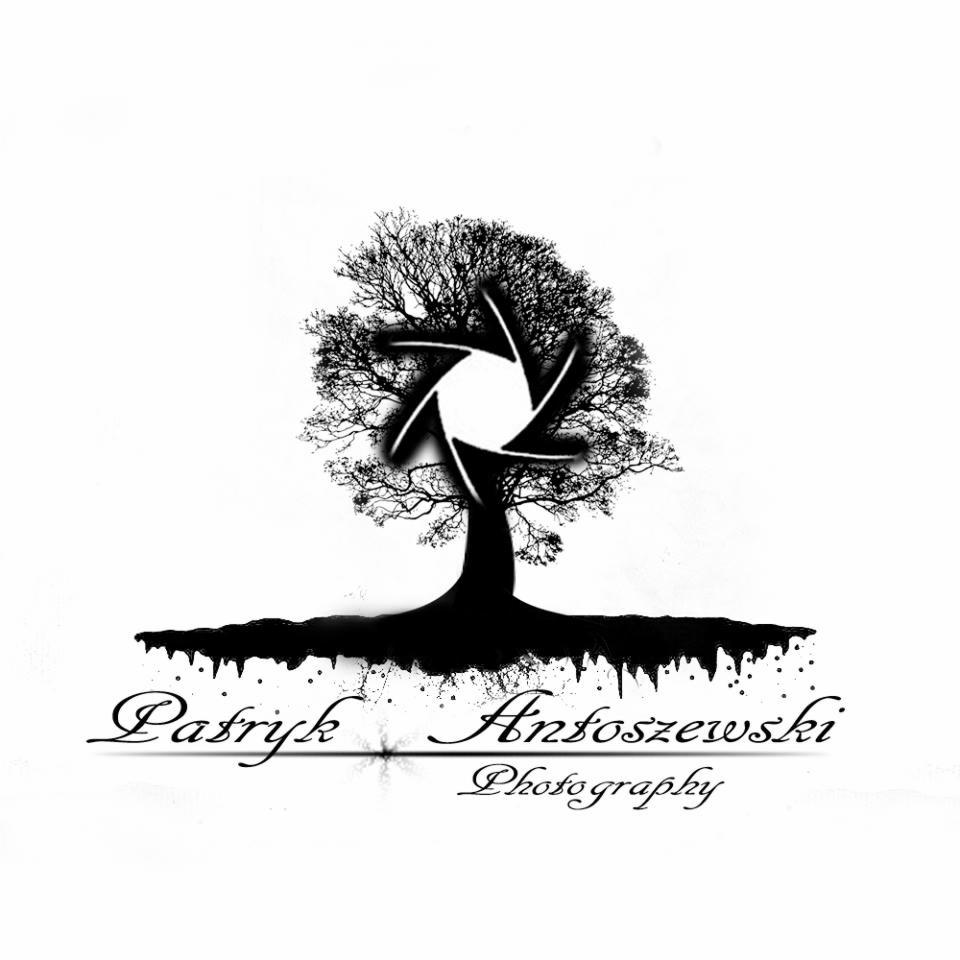 Czarno-białe logo firmy fotograficznej przedstawiające drzewo z przysłoną obiektywu w koronie, z nazwą firmy 'Patryk Anfoszewski Photography' pod spodem.