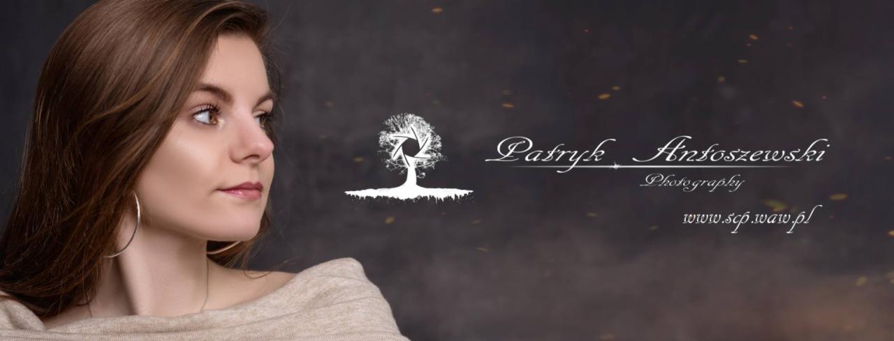 Portret profilowy kobiety z długimi brązowymi włosami i srebrnymi kolczykami na tle ciemnego tła z logo fotografa.