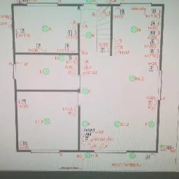 Plan instalacji elektrycznej mieszkania z naniesionymi punktami oświetleniowymi, gniazdkami i przyłączami, widok z góry.