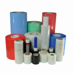 Różnokolorowe rolki folii stretch, niektóre owinięte wokół uchwytów, na białym tle.