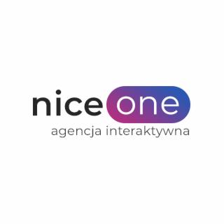 Logo firmy Nice One - agencja interaktywna. Nazwa firmy zapisana czarną czcionką, poniżej szara nazwa działaności. W tle nazwy znajduje się zaokrąglony prostokąt z gradientem kolorów od fioletowego...