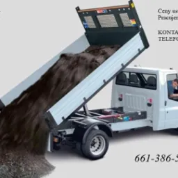 Wywrotka samochodowa z podniesioną skrzynią ładunkową, z której wysypuje się ziemia i gruz.