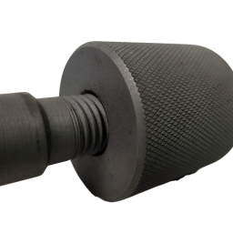 W-Metal Mateusz Warzybok - Metalowy element z gwintem i radełkowaną powierzchnią cylindryczną, prawdopodobnie część tokarki lub innego urządzenia do obróbki metali.