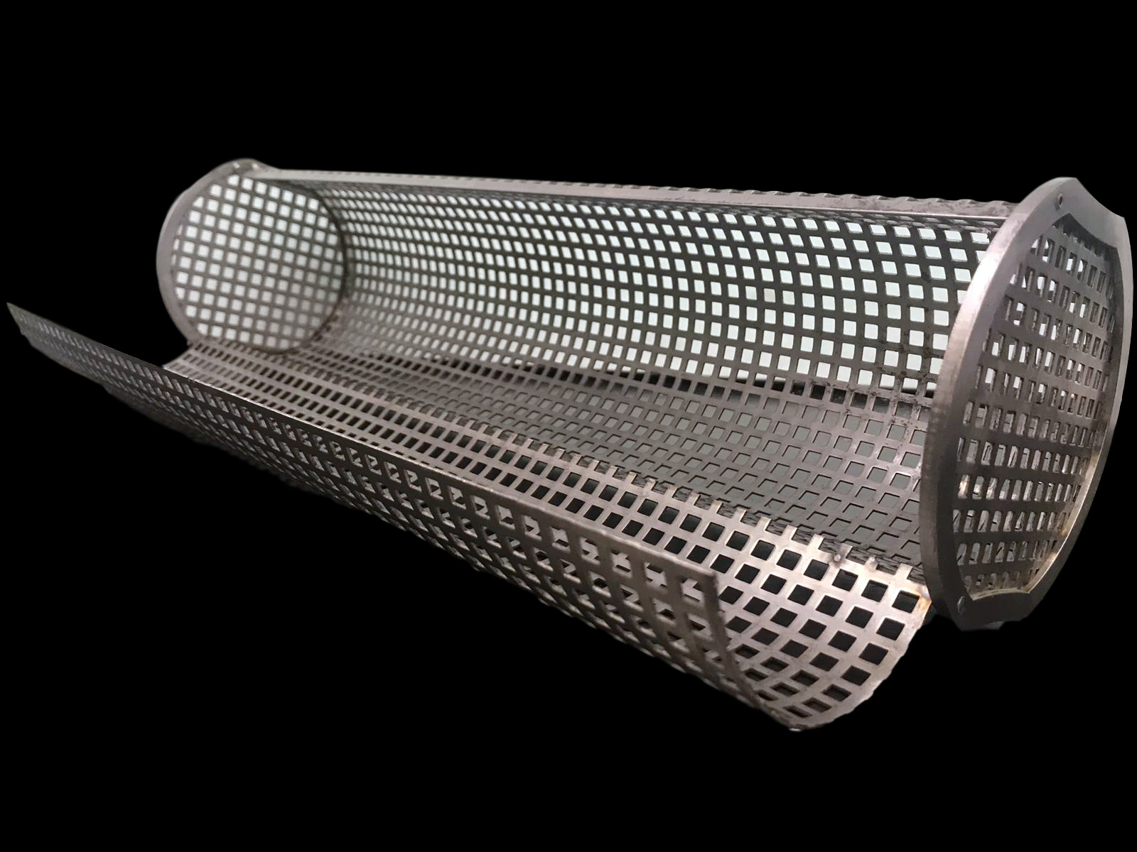 Cylindryczny perforowany filtr ze stali nierdzewnej z otwartą klapą, widoczne regularne kwadratowe otwory i spawane krawędzie na czarnym tle.