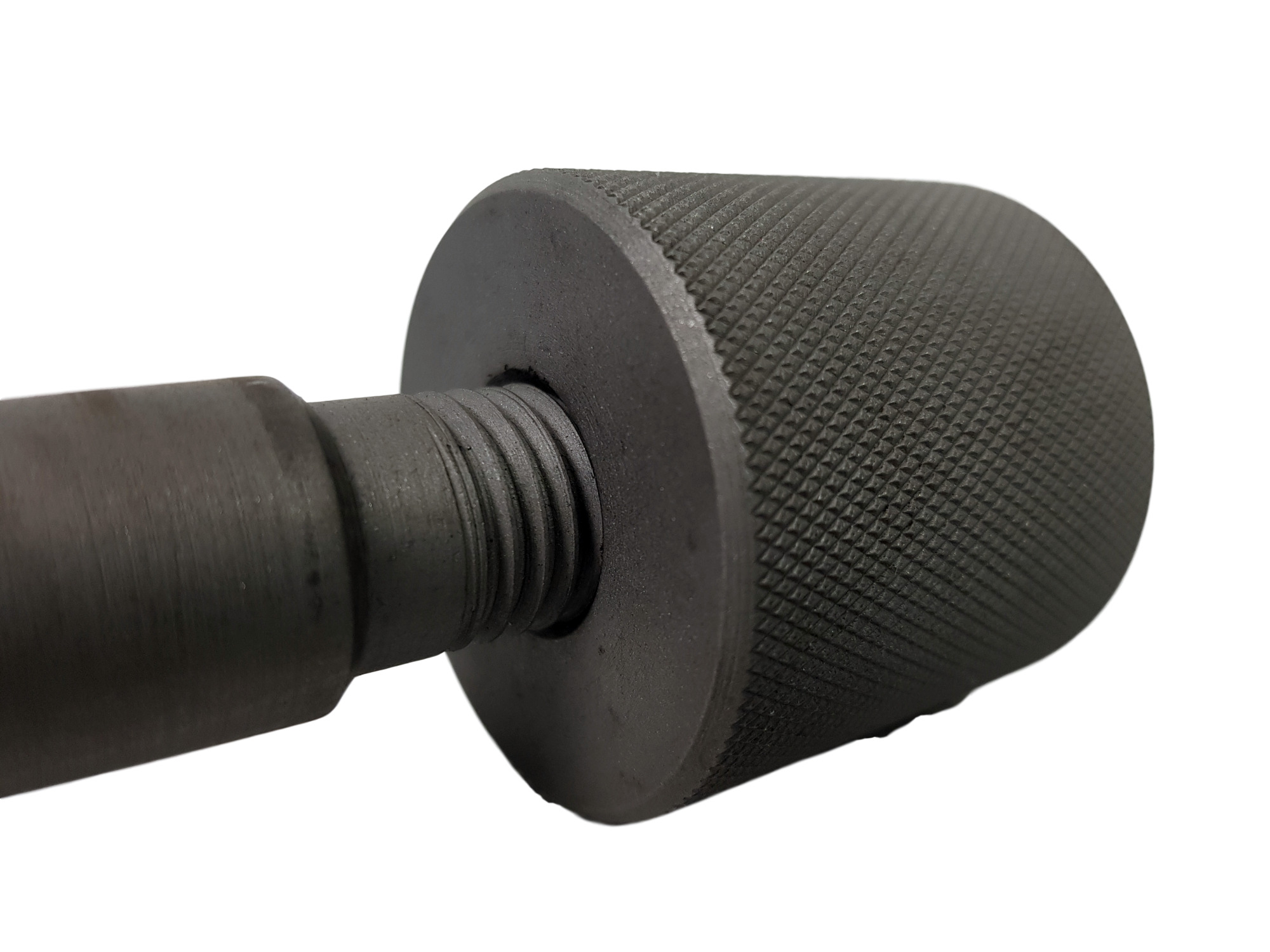 Metalowy element z gwintem i radełkowaną powierzchnią cylindryczną, prawdopodobnie część tokarki lub innego urządzenia do obróbki metali.