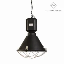 Czarna lampa przemysłowa wisząca na łańcuchu, z metalową klatką ochronną i logo firmy Piasecki Design w prawym górnym rogu.