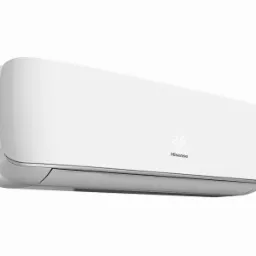 Biała jednostka wewnętrzna klimatyzacji Hisense z wyświetlaną temperaturą 26 stopni Celsjusza, na białym tle.