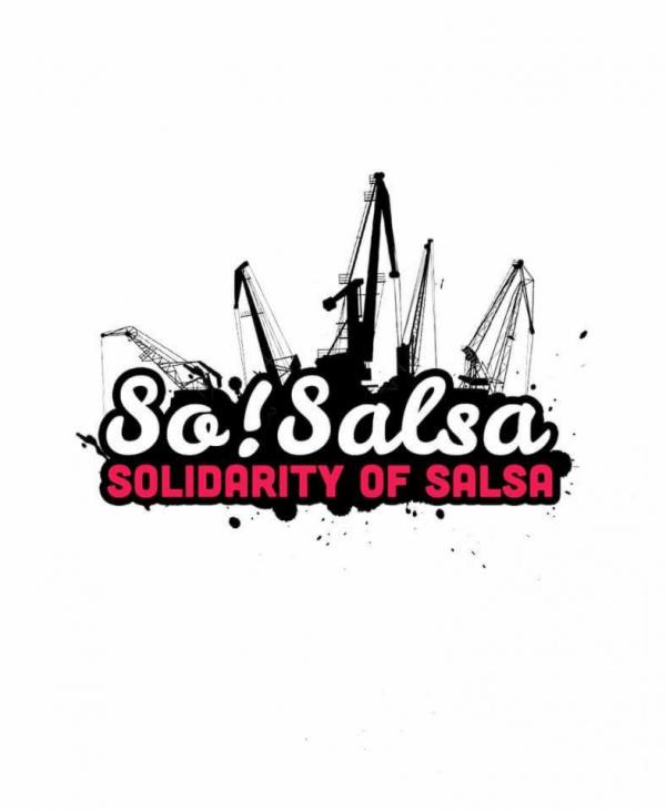 Logo 'So! Salsa SOLIDARITY OF SALSA' z sylwetkami dźwigów portowych w tle, czarny napis na białym tle z czerwonym akcentem.