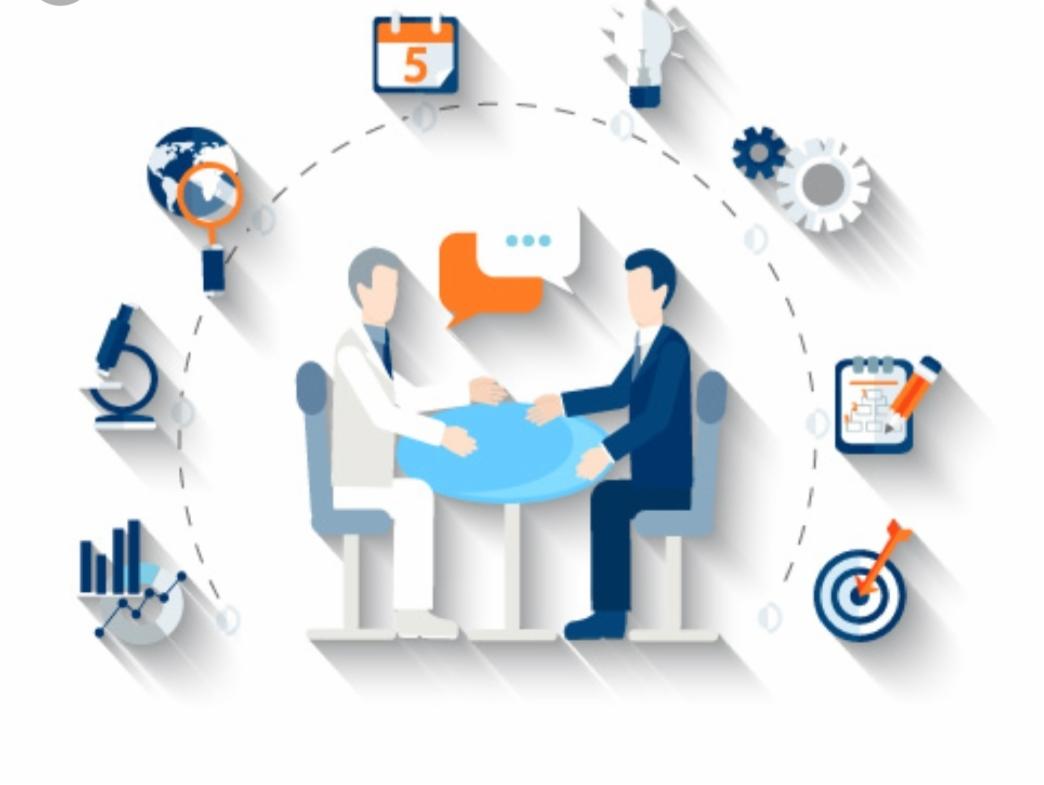 Grafika przedstawiająca dwóch mężczyzn siedzących przy okrągłym, niebieskim stole, otoczonych ikonami symbolizującymi analizę danych, globalny zasięg, innowacje, planowanie i cel. Widoczne ikony to...