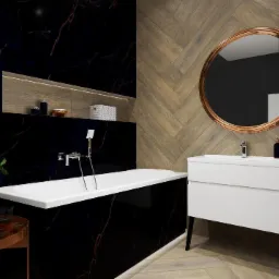 Nowoczesna łazienka z czarnymi marmurowymi płytkami, białą wanną i umywalką na tle drewnianej ściany w jodełkę, okrągłe miedziane lustro i wiszące lampy.