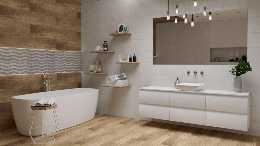 Nowoczesna łazienka z drewnianymi akcentami: wanna wolnostojąca, szafka pod umywalkę z blatem, półki ścienne z dekoracjami i lustro podświetlone wiszącymi żarówkami.