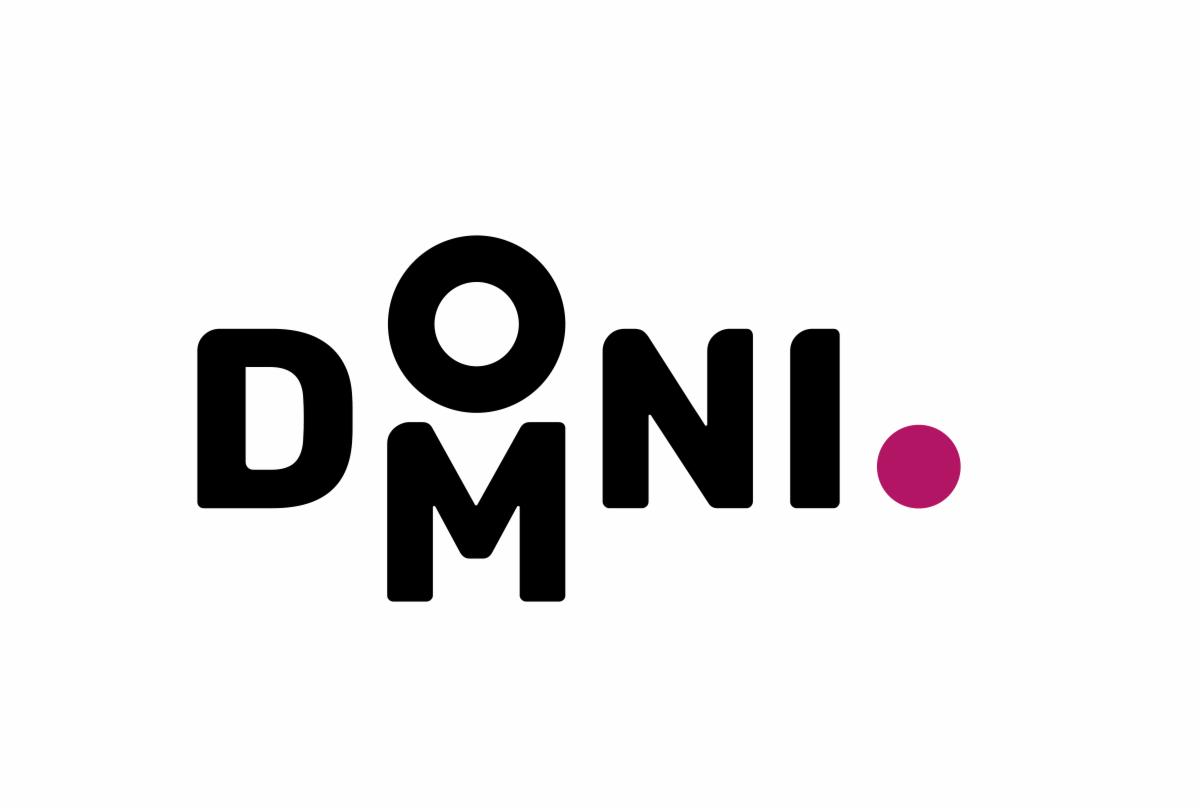 Logo firmy DOMNI z czarnymi literami i fioletową kropką na białym tle.