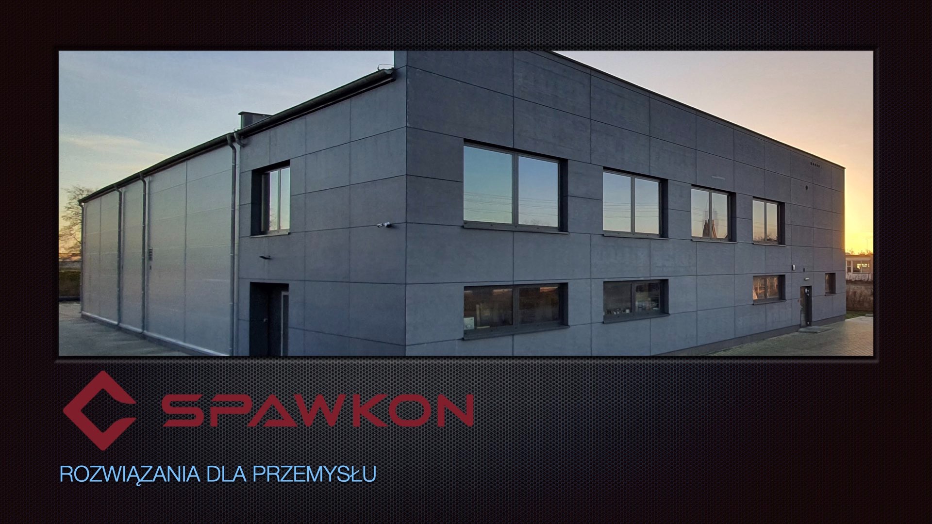 Zewnętrzny widok nowo wybudowanej, szarej hali przemysłowej z widocznymi oknami i drzwiami, z logo firmy SPAWKON w dolnej części kadru.