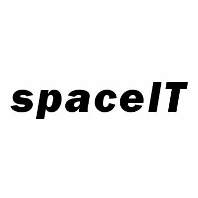 Logo firmy 'spaceIT' w czarnej, pochylonej czcionce na białym tle.