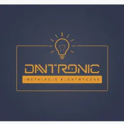 Logo firmy DNTRONIC z motywem żar&oacute;wki i napisem 'INSTALACJE ELEKTRYCZNE' w kolorze złotym na granatowym tle.