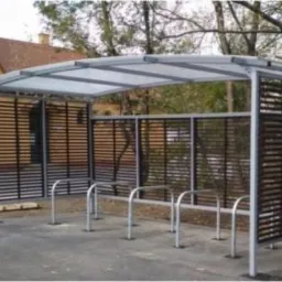 Kolaż trzech zdjęć: zadaszone metalowe stojaki na rowery z różnymi rodzajami ścianek bocznych oraz przeszklona konstrukcja z widoczną choinką w środku.