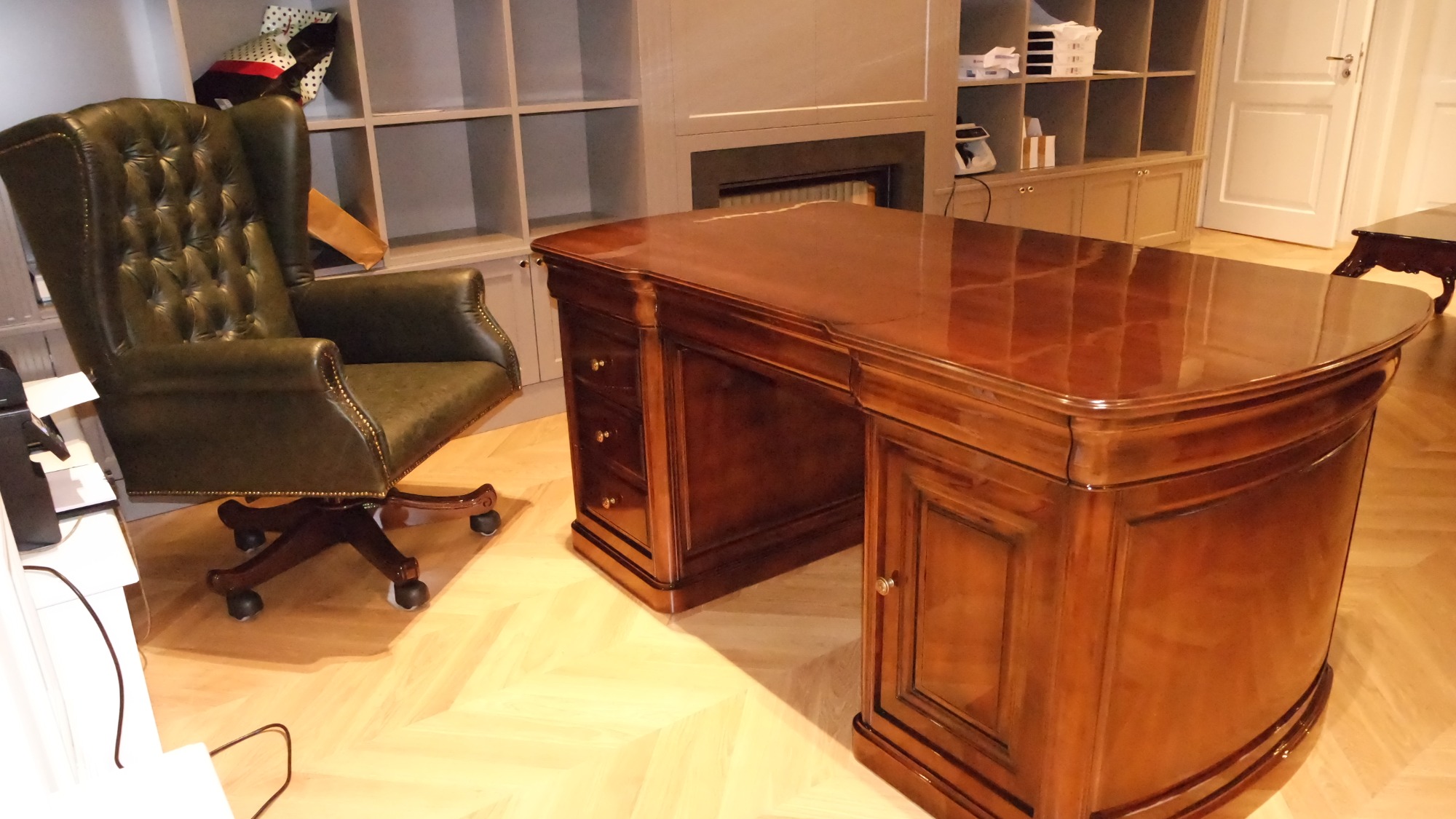 Biurko i fotel na zamówienie.