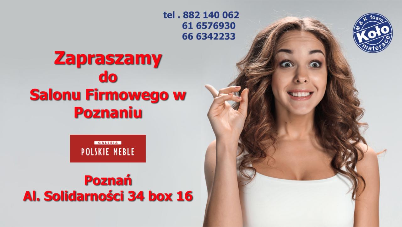 Uśmiechnięta kobieta na tle reklamy salonu firmowego w Poznaniu, zapraszającego do zakupu produktów marki Koło Materace.