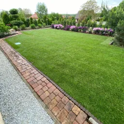 Założenie systemu nawadniania, niwelacja terenu, następnie ułożenie trawy z rolki. Efekt końcowy