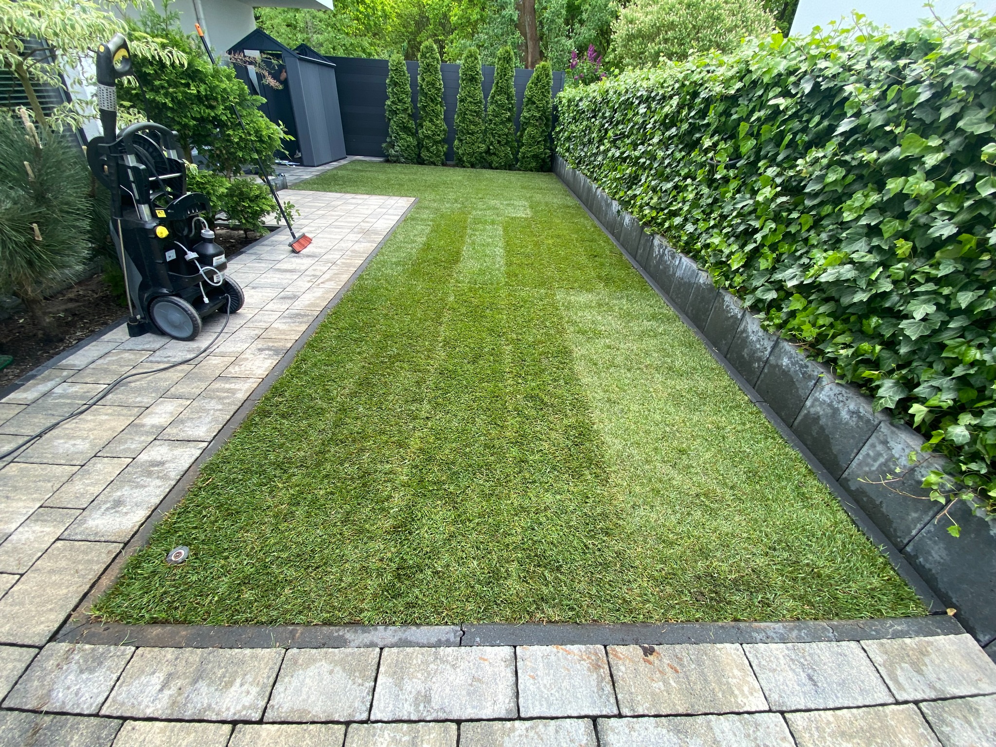 Usunięcie starej darni, nawiezienie ziemi, niwelacja oraz ułożenie trawnika z rolki, efekt końcowy