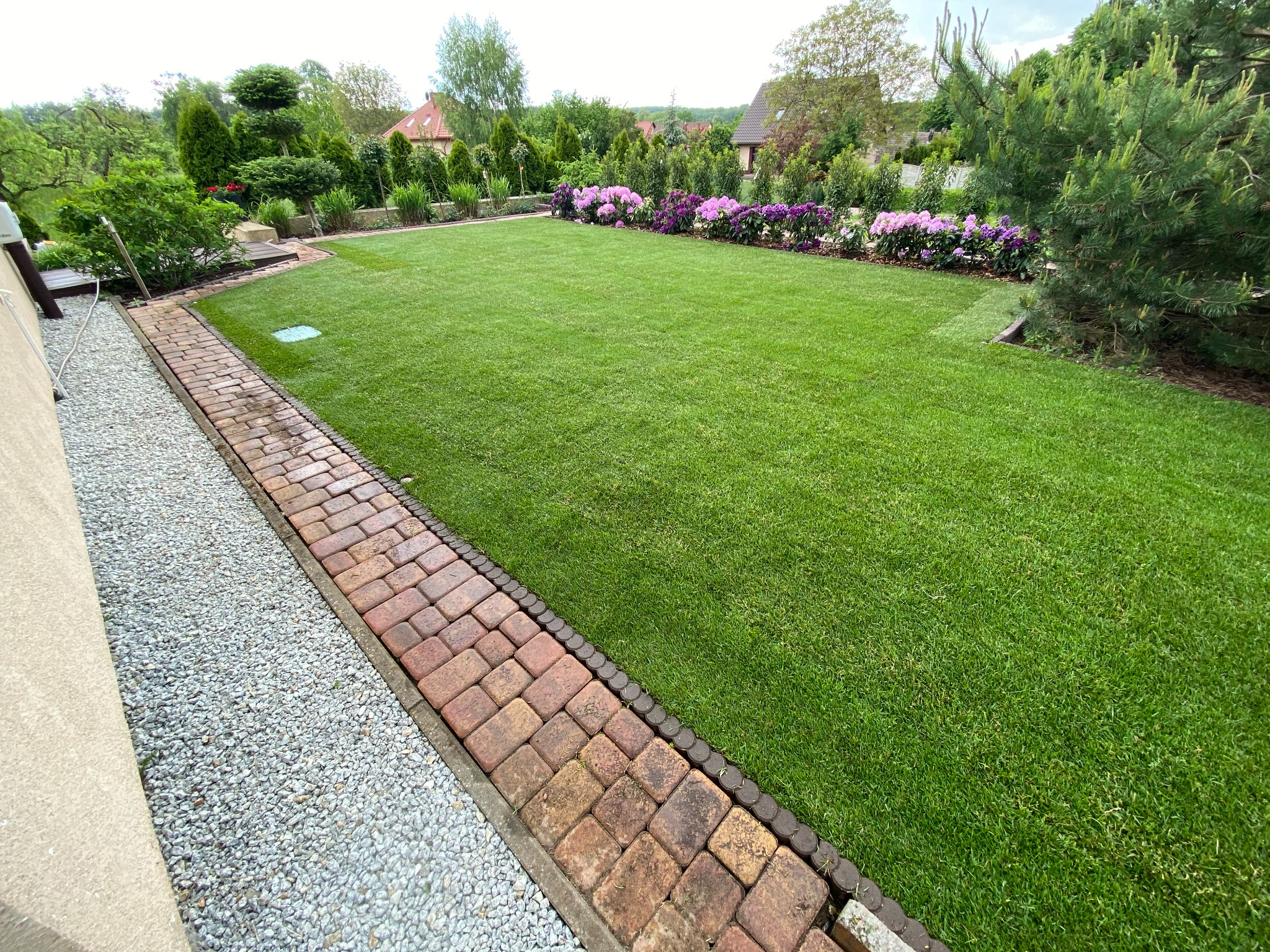 Założenie systemu nawadniania, niwelacja terenu, następnie ułożenie trawy z rolki. Efekt końcowy