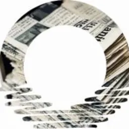 Stylizowany okrąg utworzony z fragmentów gazet z widocznymi nagłówkami i tekstem, ułożonych warstwowo, z efektem rozmycia i odbicia w dolnej części.