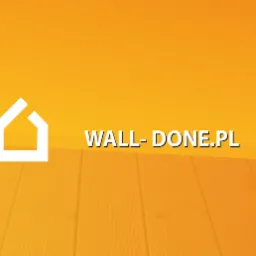 Grafika z logo firmy WALL-DONE.PL w kolorze białym na pomarańczowym tle z subtelnym deseniem drewna.