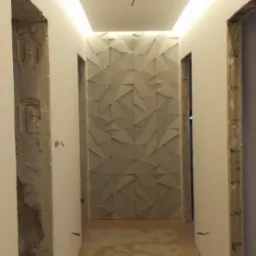 Korytarz w trakcie prac wykończeniowych z dekoracyjną trójwymiarową ścianą i oświetleniem LED w suficie podwieszanym, widoczne surowe ościeżnice drzwiowe.