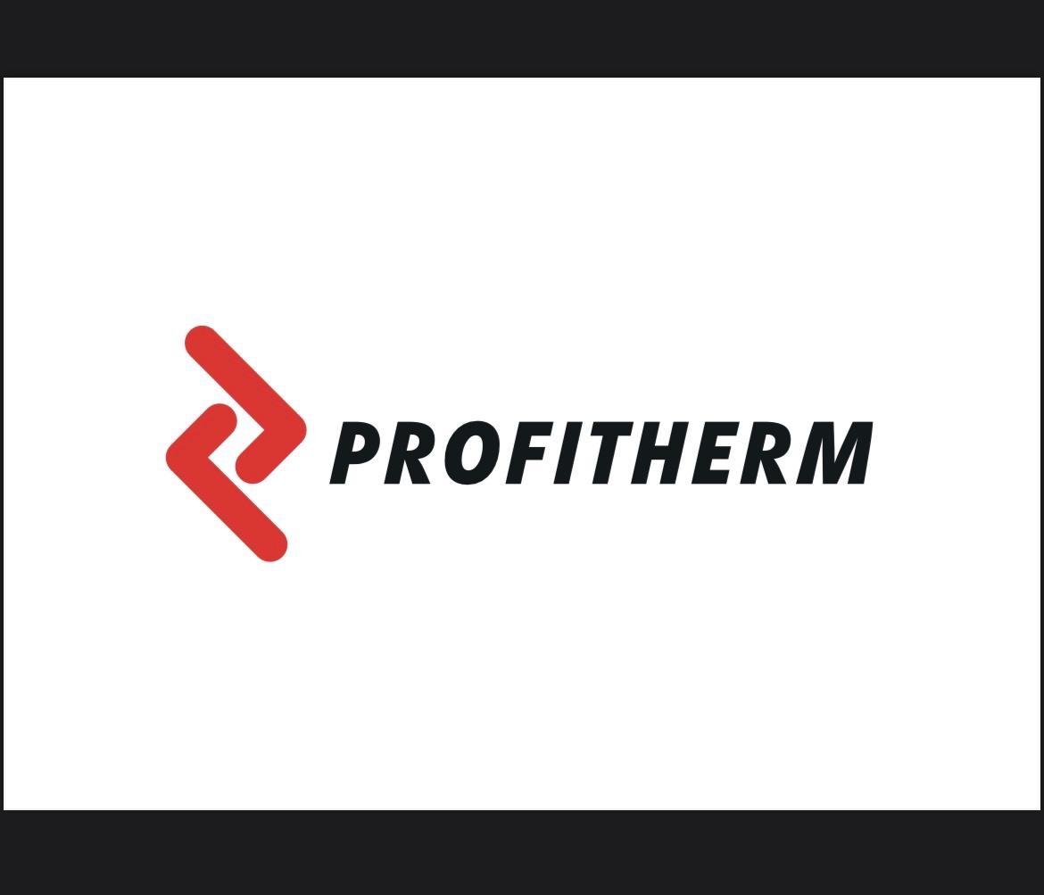 Logo firmy Profitherm: czerwony symbol strzałek i czarny napis nazwy firmy na białym tle. Minimalistyczny design, nowoczesna identyfikacja wizualna.